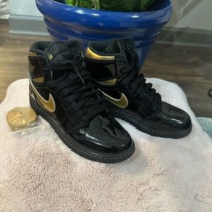 Air Jordan 1 Retro Patent Leather  . Youth size 6 or Women’s 7.5